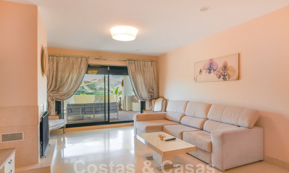 Luxurious duplex penthouse for sale in gated complex adjacent to golf course in Marbella - Benahavis 56022