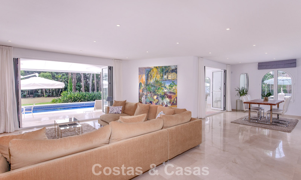 Stylish, single-storey villa for sale within walking distance of the beach on the New Golden Mile between Marbella and Estepona 56486