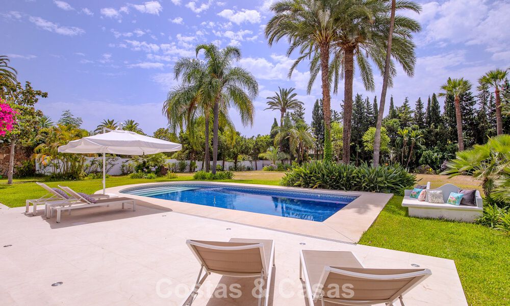 Stylish, single-storey villa for sale within walking distance of the beach on the New Golden Mile between Marbella and Estepona 56498