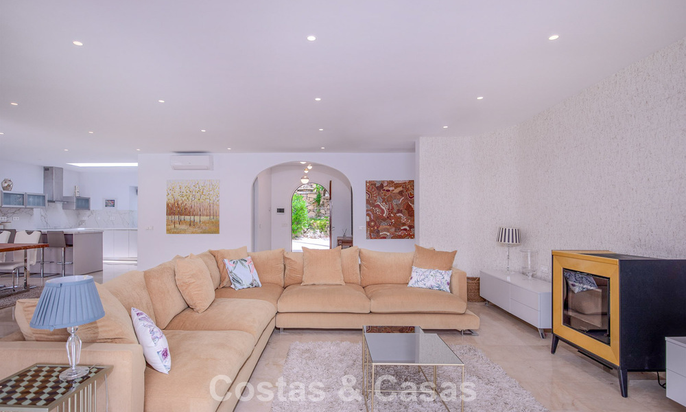 Stylish, single-storey villa for sale within walking distance of the beach on the New Golden Mile between Marbella and Estepona 56501