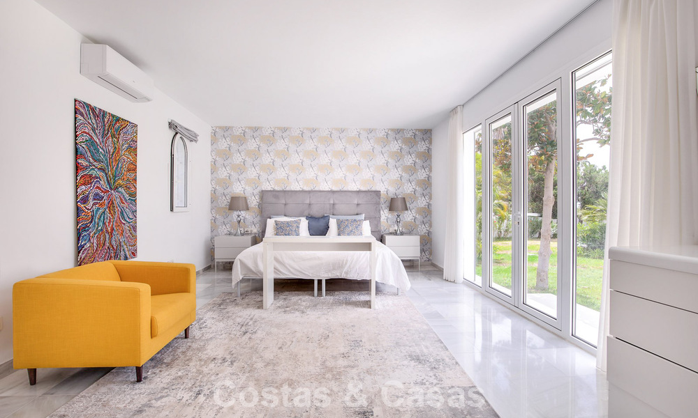 Stylish, single-storey villa for sale within walking distance of the beach on the New Golden Mile between Marbella and Estepona 56505