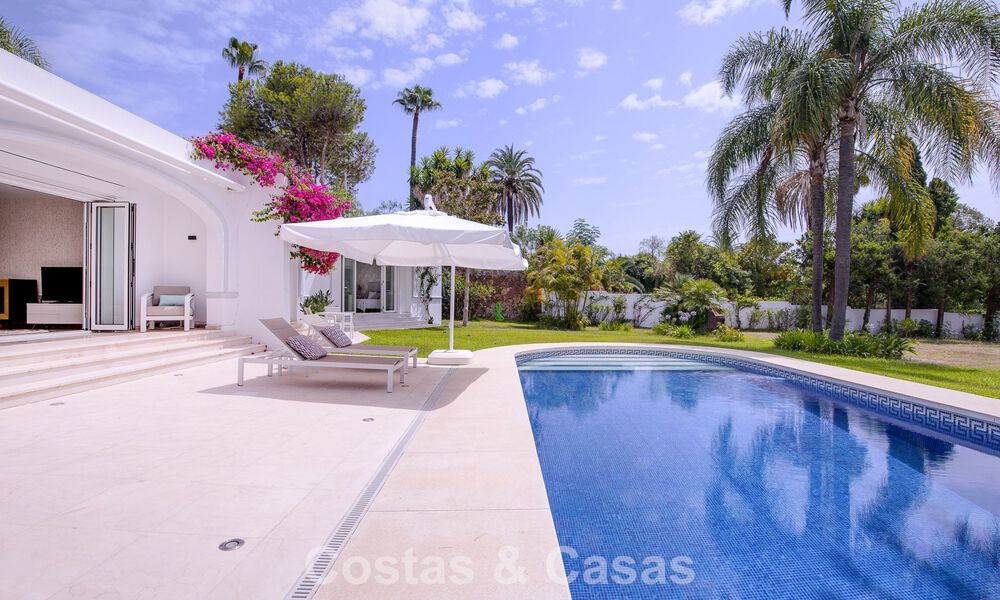 Stylish, single-storey villa for sale within walking distance of the beach on the New Golden Mile between Marbella and Estepona 56510