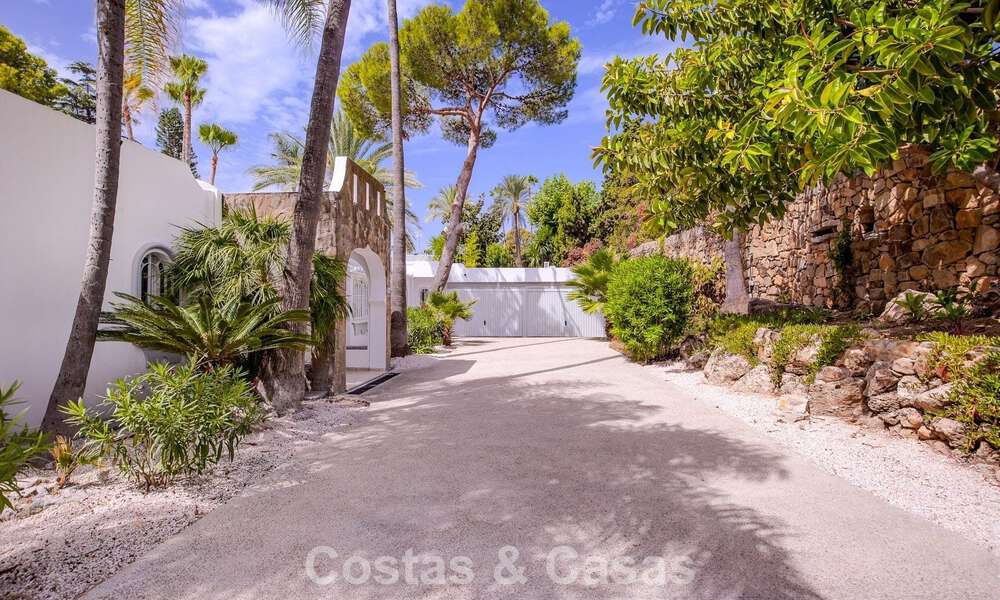 Stylish, single-storey villa for sale within walking distance of the beach on the New Golden Mile between Marbella and Estepona 56515
