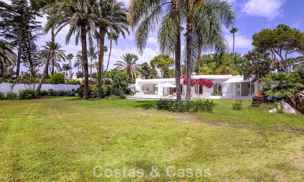 Stylish, single-storey villa for sale within walking distance of the beach on the New Golden Mile between Marbella and Estepona 56516