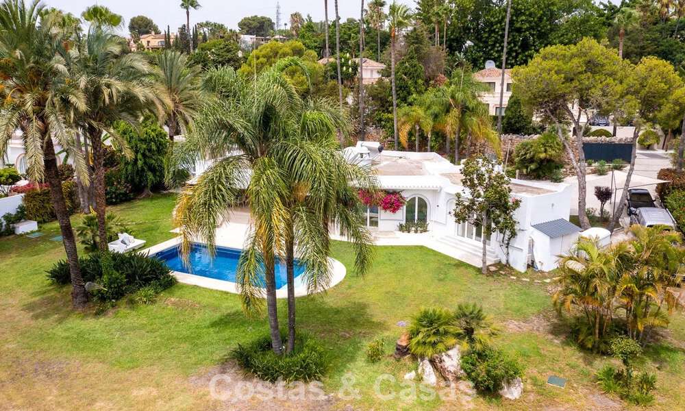 Stylish, single-storey villa for sale within walking distance of the beach on the New Golden Mile between Marbella and Estepona 56517