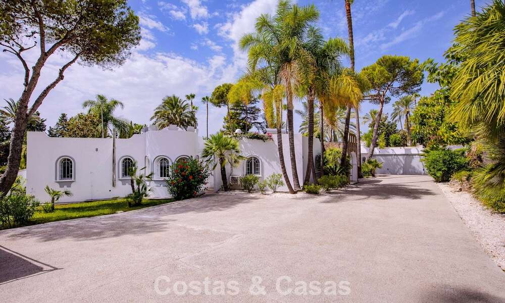 Stylish, single-storey villa for sale within walking distance of the beach on the New Golden Mile between Marbella and Estepona 56518