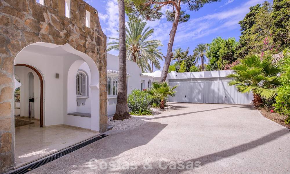 Stylish, single-storey villa for sale within walking distance of the beach on the New Golden Mile between Marbella and Estepona 56519