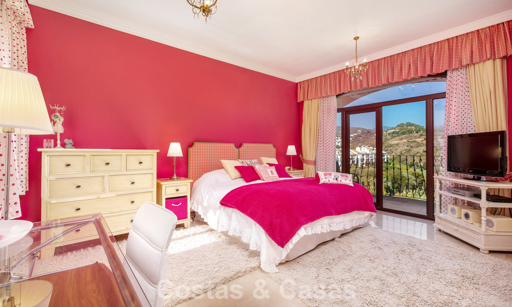 Prestigious luxury villa for sale in a classic Spanish style with sea views in La Quinta in Marbella - Benahavis 56540