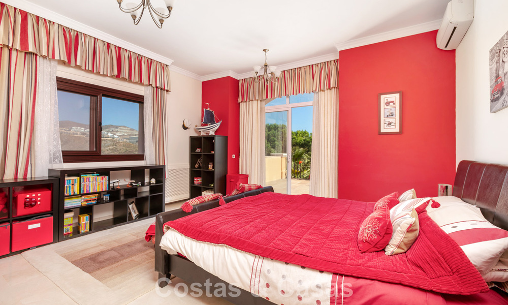 Prestigious luxury villa for sale in a classic Spanish style with sea views in La Quinta in Marbella - Benahavis 56543