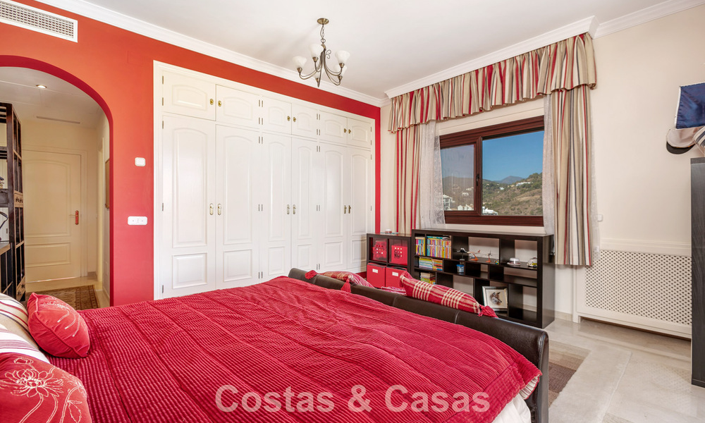 Prestigious luxury villa for sale in a classic Spanish style with sea views in La Quinta in Marbella - Benahavis 56544