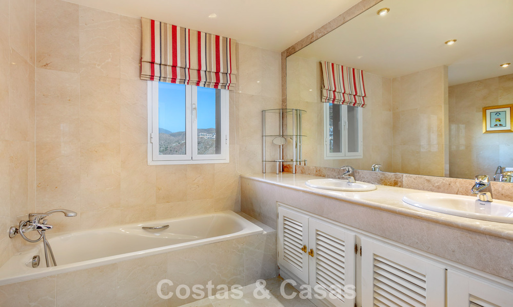 Prestigious luxury villa for sale in a classic Spanish style with sea views in La Quinta in Marbella - Benahavis 56546