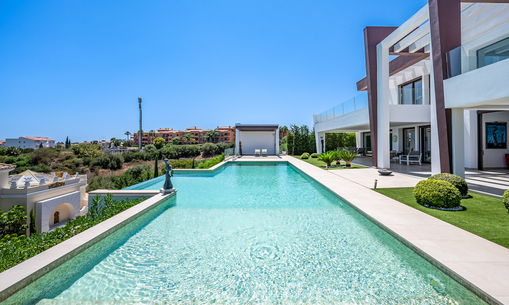 Ultramodern luxury villa for sale with sea views in a five-star golf resort in Marbella - Benahavis 57595