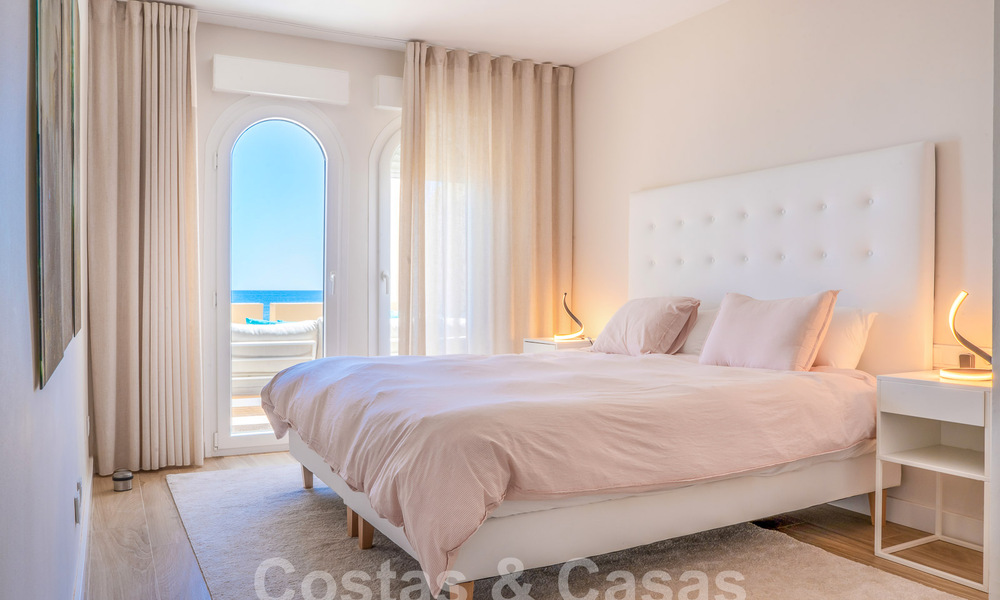 Fantastic, frontline beach apartment for sale with frontal sea views minutes from Estepona centre 57049