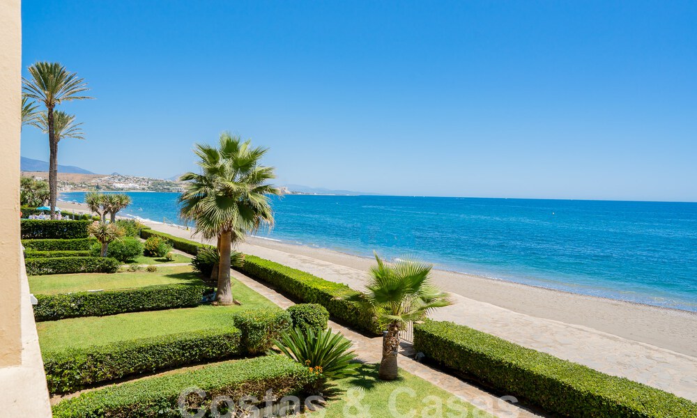 Fantastic, frontline beach apartment for sale with frontal sea views minutes from Estepona centre 57058