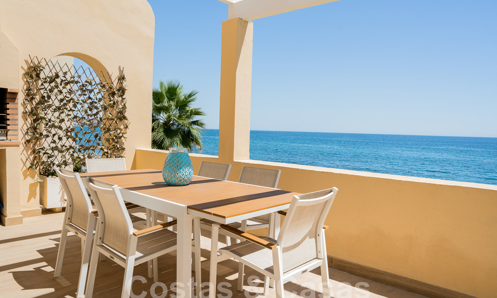 Fantastic, frontline beach apartment for sale with frontal sea views minutes from Estepona centre 57073