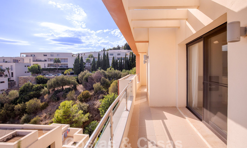Modern penthouse on one level for sale with panoramic sea views, in a luxury complex of Los Monteros, Marbella 58276