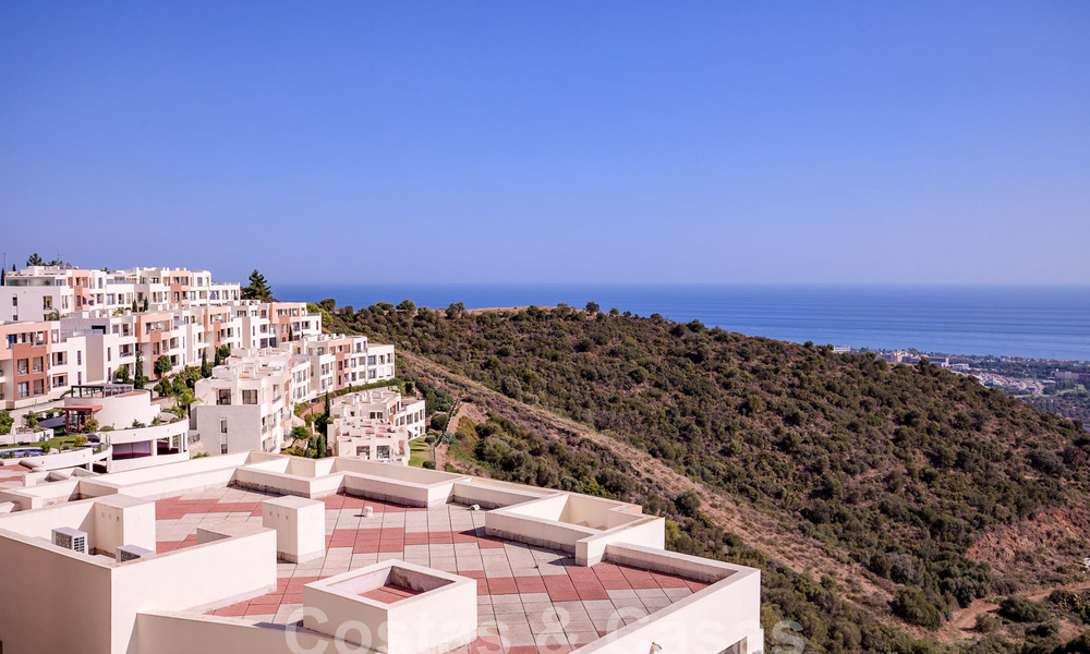 Modern penthouse on one level for sale with panoramic sea views, in a luxury complex of Los Monteros, Marbella 58293