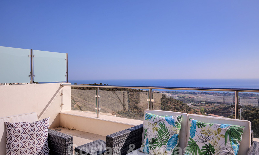 Modern penthouse on one level for sale with panoramic sea views, in a luxury complex of Los Monteros, Marbella 58302