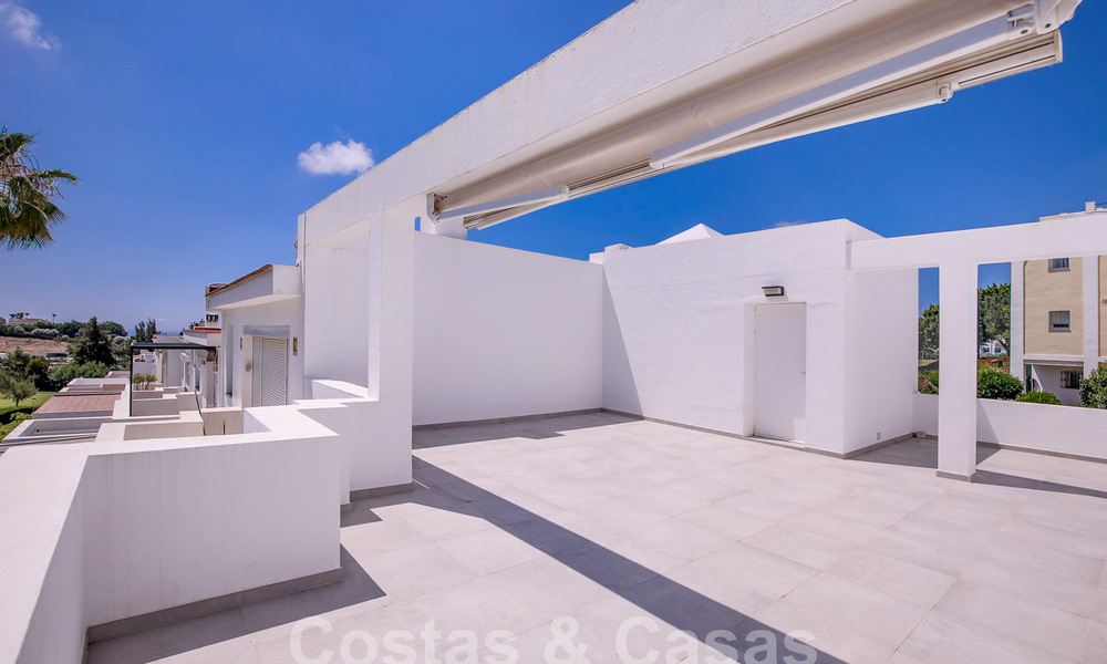 Spacious townhouse for sale with 360° views, adjacent to golf course in La Quinta golf resort, Marbella - Benahavis 57988