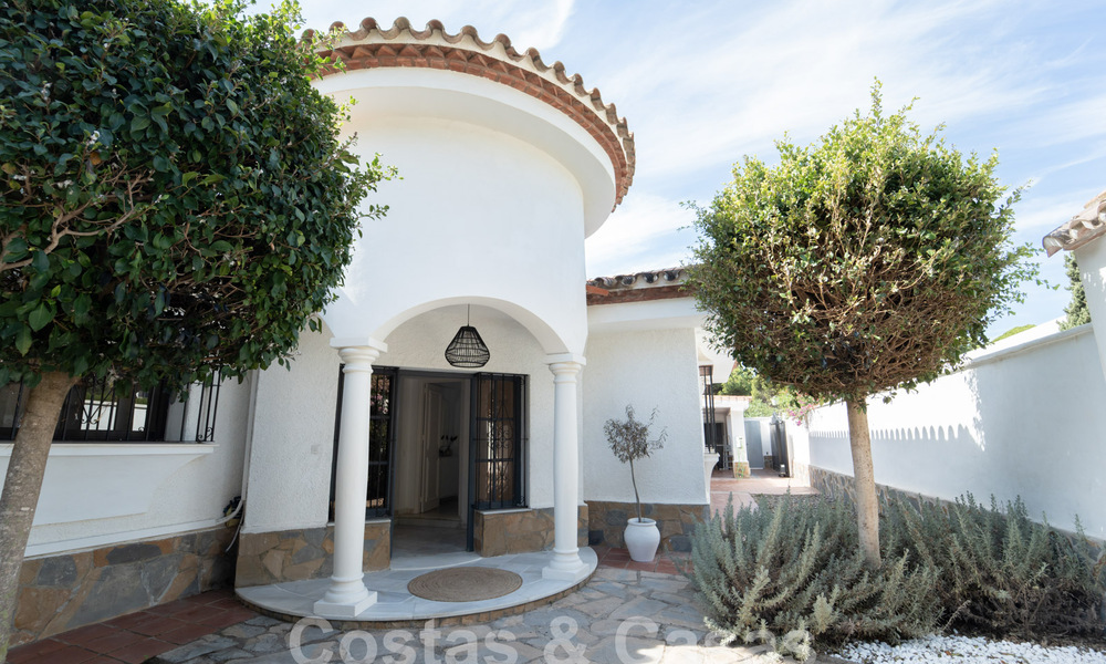 Traditional single storey villa for sale, beachside on the New Golden Mile, Marbella - Estepona 58873