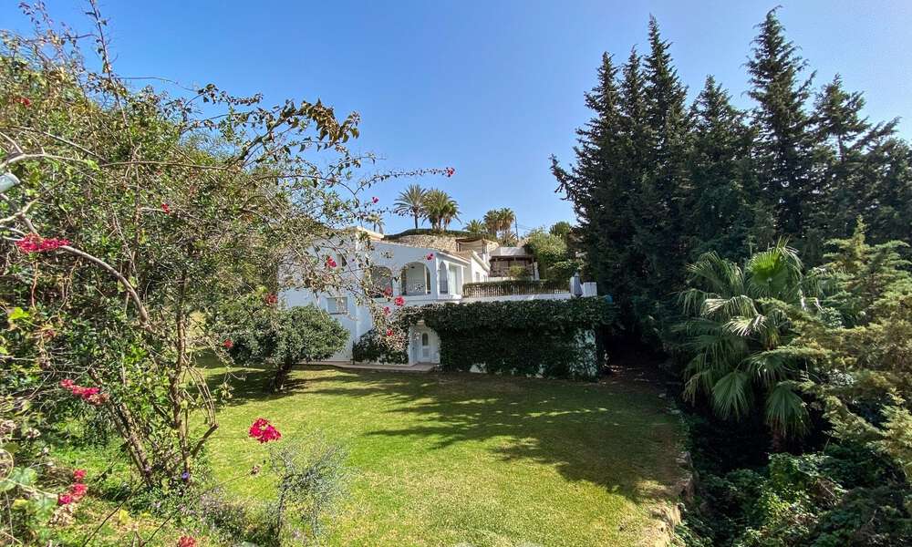 Spanish villa for sale with large garden close to amenities in East Marbella 58914