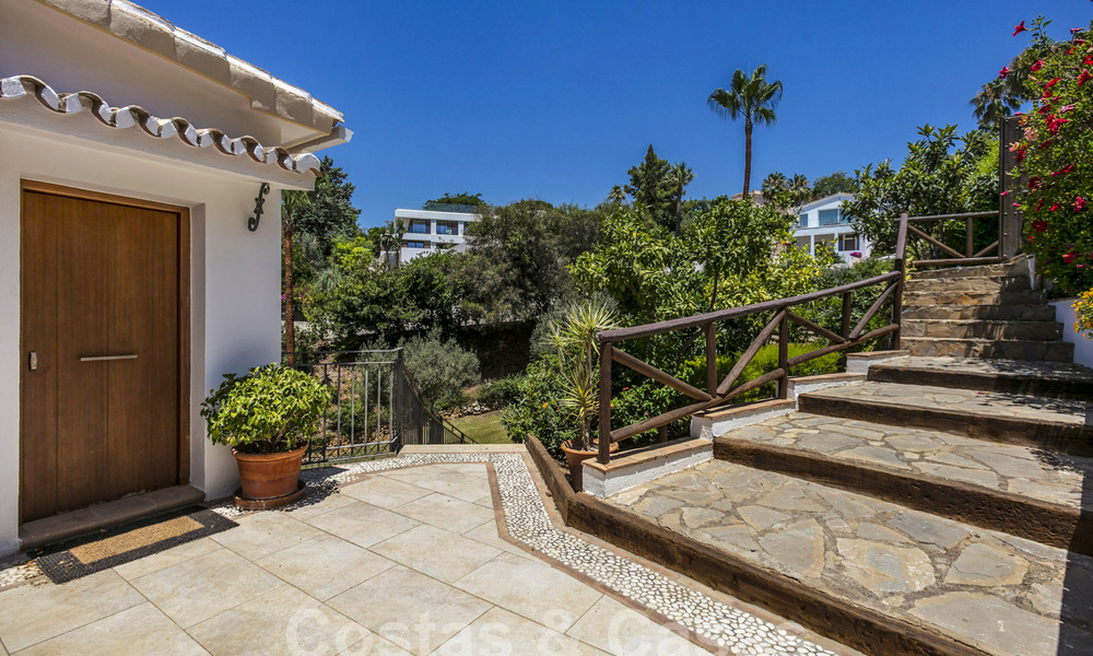 Spanish villa for sale with large garden close to amenities in East Marbella 58915