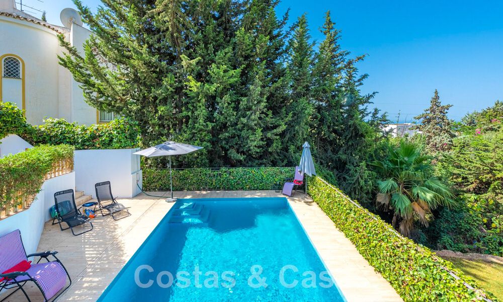 Spanish villa for sale with large garden close to amenities in East Marbella 58924