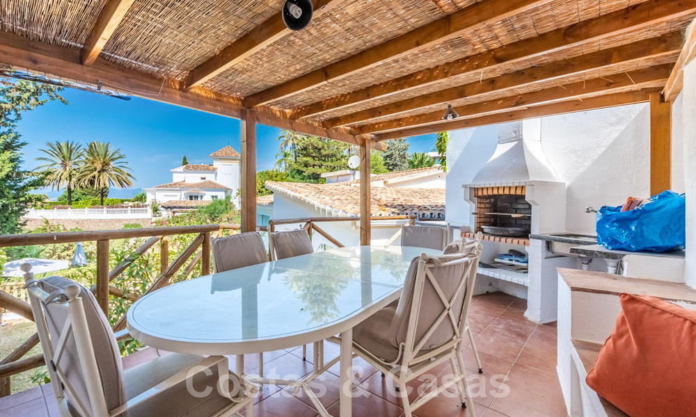 Spanish villa for sale with large garden close to amenities in East Marbella 58926