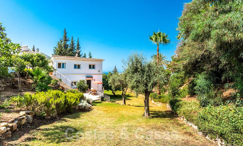 Spanish villa for sale with large garden close to amenities in East Marbella 58927