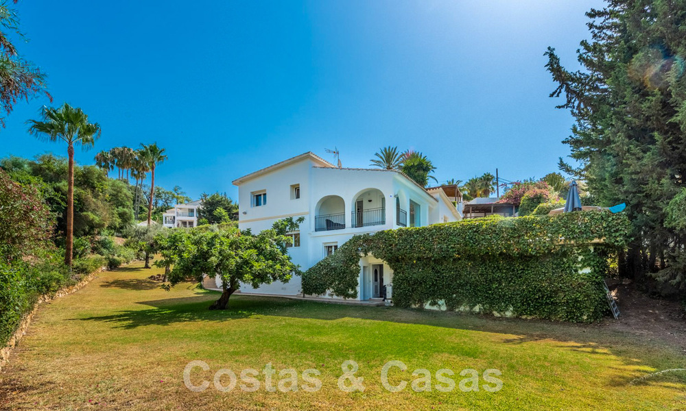 Spanish villa for sale with large garden close to amenities in East Marbella 58930