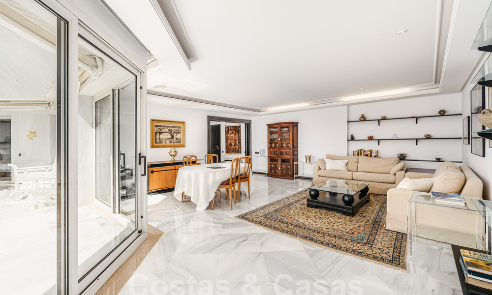 Up-market apartment in frontline beach complex for sale in Marbella centre 59284