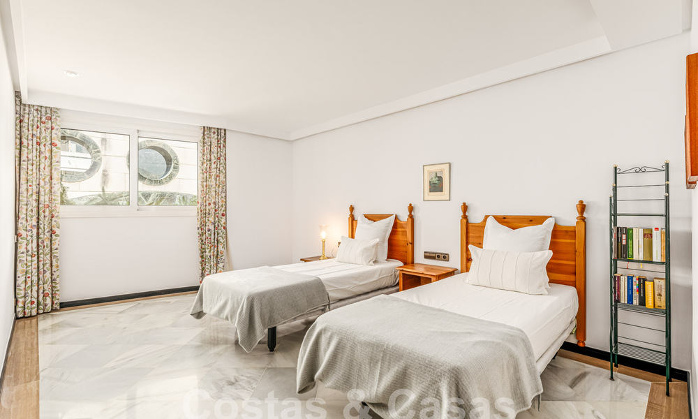 Up-market apartment in frontline beach complex for sale in Marbella centre 59292