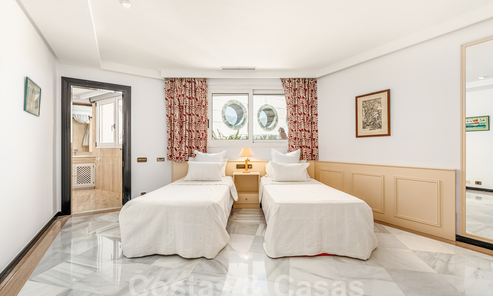 Up-market apartment in frontline beach complex for sale in Marbella centre 59293