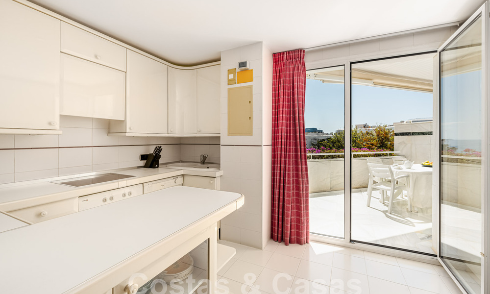 Up-market apartment in frontline beach complex for sale in Marbella centre 59296