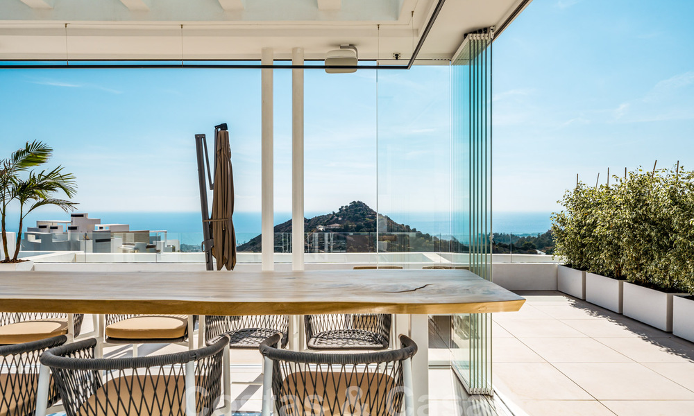 Ready to move in, modernist penthouse for sale in an exclusive community just minutes from Marbella centre 59343