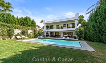Modern luxury villa for sale in a contemporary architectural style, walking distance from Puerto Banus, Marbella 788887