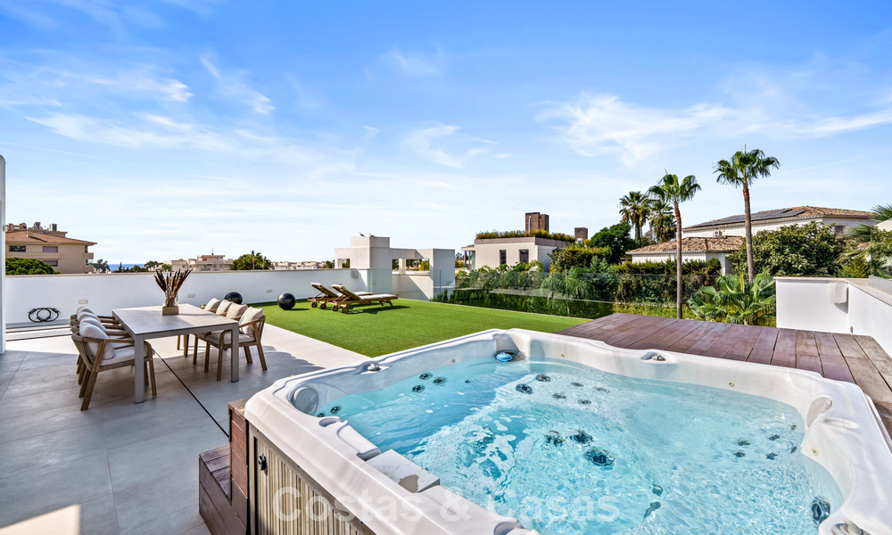 Modern luxury villa for sale in a contemporary architectural style, walking distance from Puerto Banus, Marbella 788899