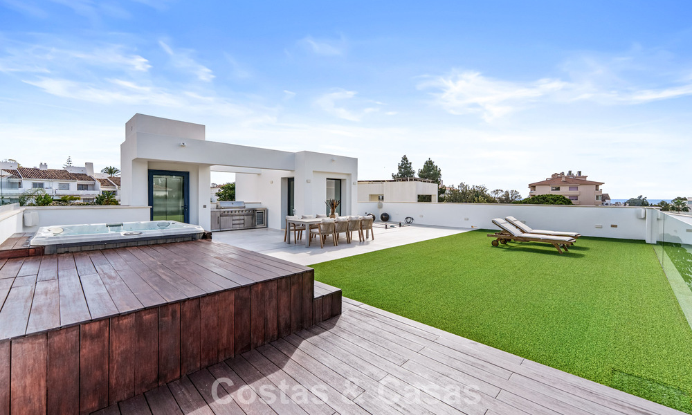 Modern luxury villa for sale in a contemporary architectural style, walking distance from Puerto Banus, Marbella 788900