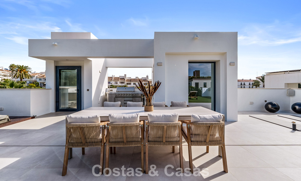 Modern luxury villa for sale in a contemporary architectural style, walking distance from Puerto Banus, Marbella 788901