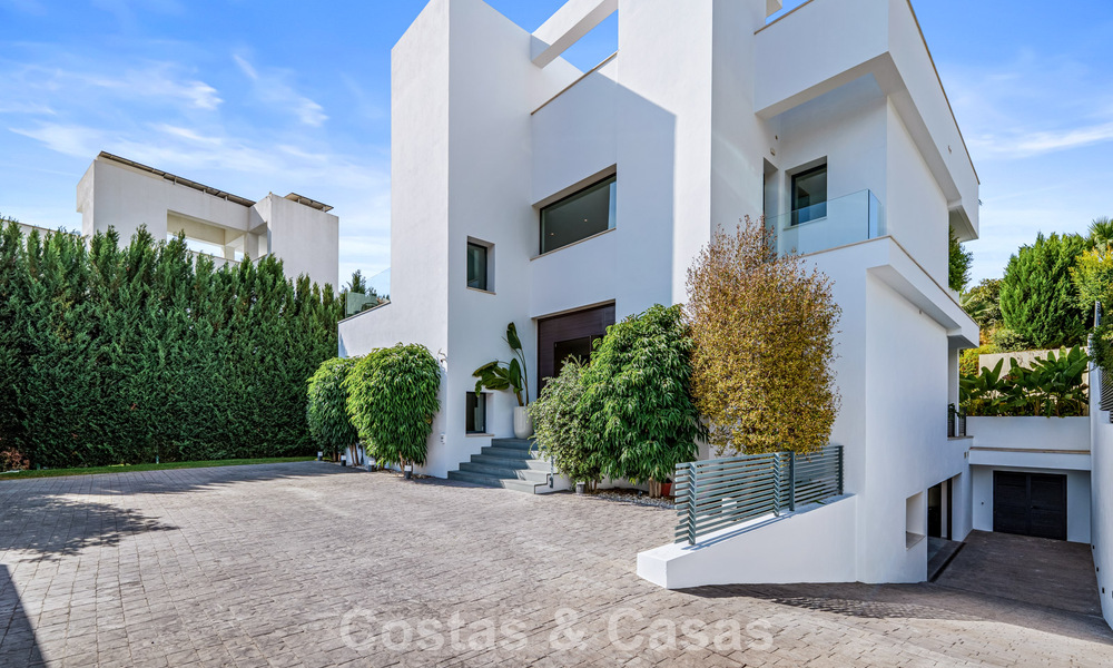 Modern luxury villa for sale in a contemporary architectural style, walking distance from Puerto Banus, Marbella 788908