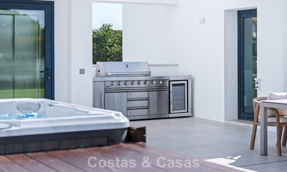 Modern luxury villa for sale in a contemporary architectural style, walking distance from Puerto Banus, Marbella 788910