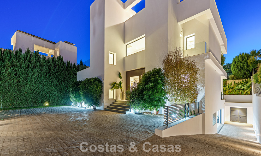 Modern luxury villa for sale in a contemporary architectural style, walking distance from Puerto Banus, Marbella 788920
