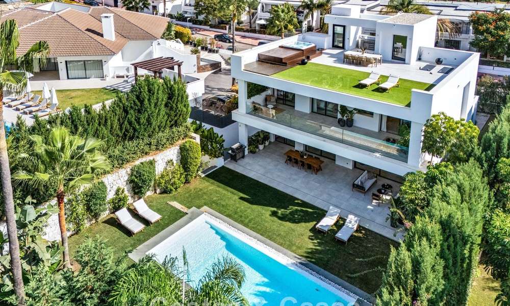 Modern luxury villa for sale in a contemporary architectural style, walking distance from Puerto Banus, Marbella 788922