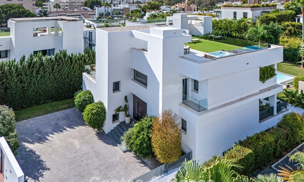 Modern luxury villa for sale in a contemporary architectural style, walking distance from Puerto Banus, Marbella 788923