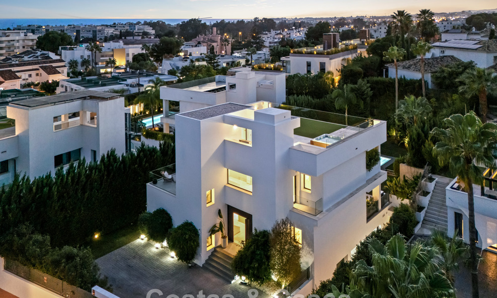 Modern luxury villa for sale in a contemporary architectural style, walking distance from Puerto Banus, Marbella 788925