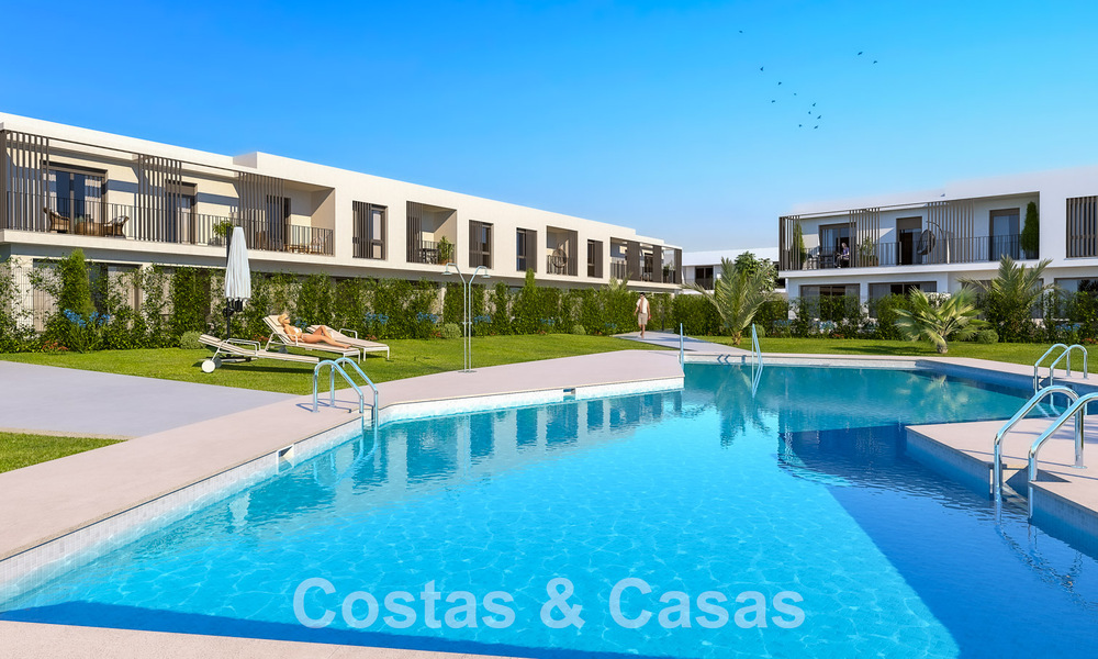 New, modern 4-bedroom townhouses for sale in a prestigious golf resort in San Roque, Costa del Sol 59490