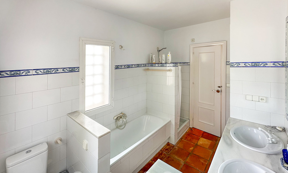 To be renovated villa with great potential for sale a few metres from the beach in a popular area of Marbella East 59703
