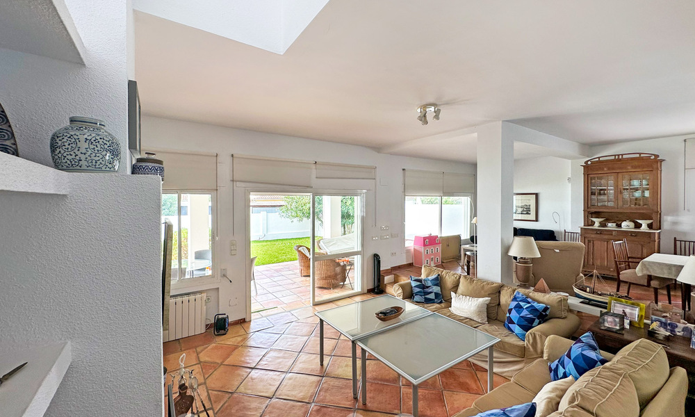 To be renovated villa with great potential for sale a few metres from the beach in a popular area of Marbella East 59712