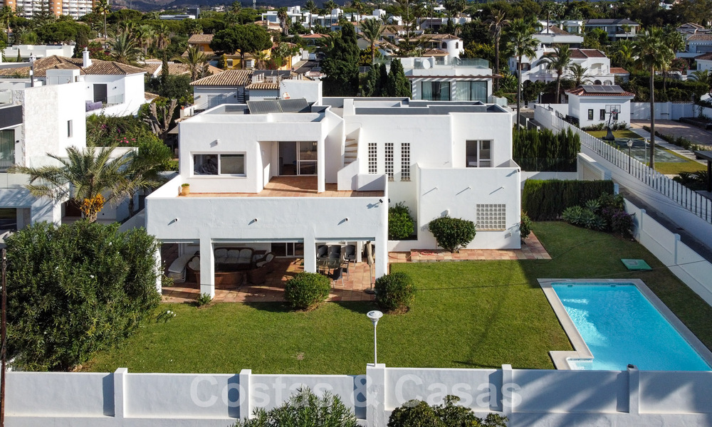 To be renovated villa with great potential for sale a few metres from the beach in a popular area of Marbella East 59717