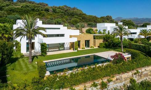 Contemporary luxury villa for sale in a first-line golf resort on the Costa del Sol 60434